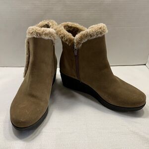 Anne Klein Sport Size 8 leather and faux fur lining